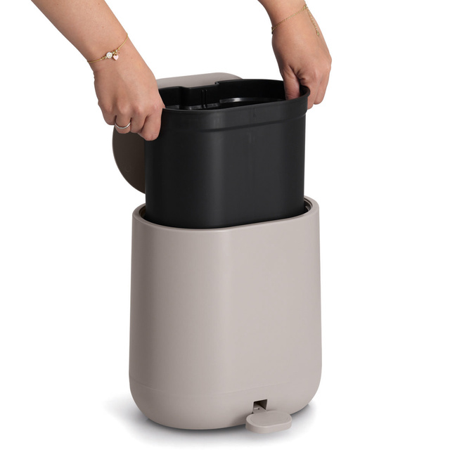 ZELLER pedálos szemetes lassan záródó fedéllel, 6 l, bézs